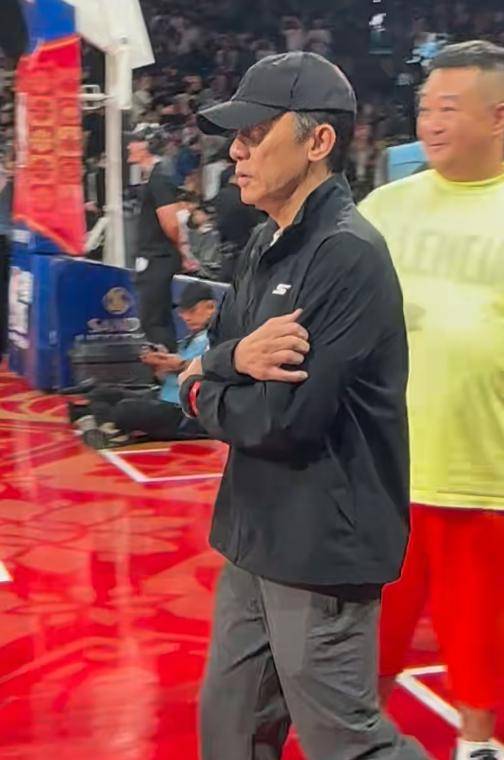 球场外人气炸裂明星缤纷亮相的简单介绍