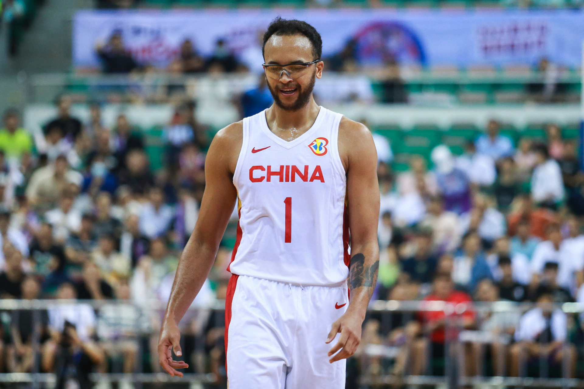 塞尔维亚男篮险胜菲律宾男篮，贝弗利完成帽子戏法的简单介绍