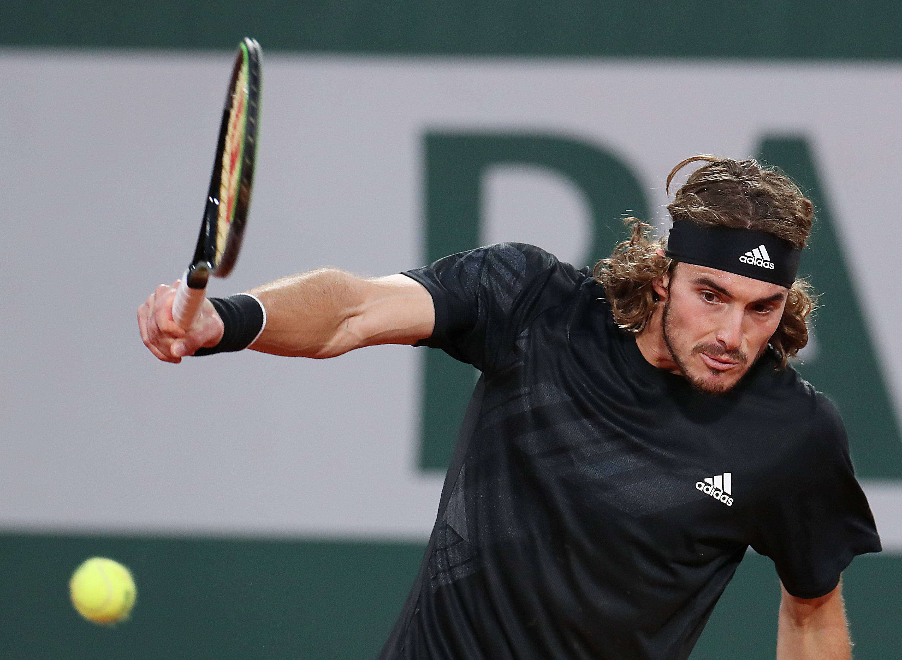 关于美国网球队险胜澳大利亚网球队，西西帕斯绝境逆转的信息