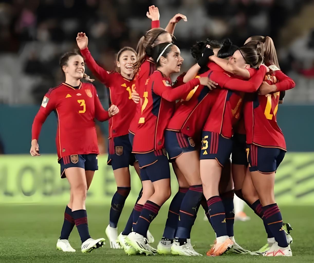 美国队与西班牙女足激战角逐胜负