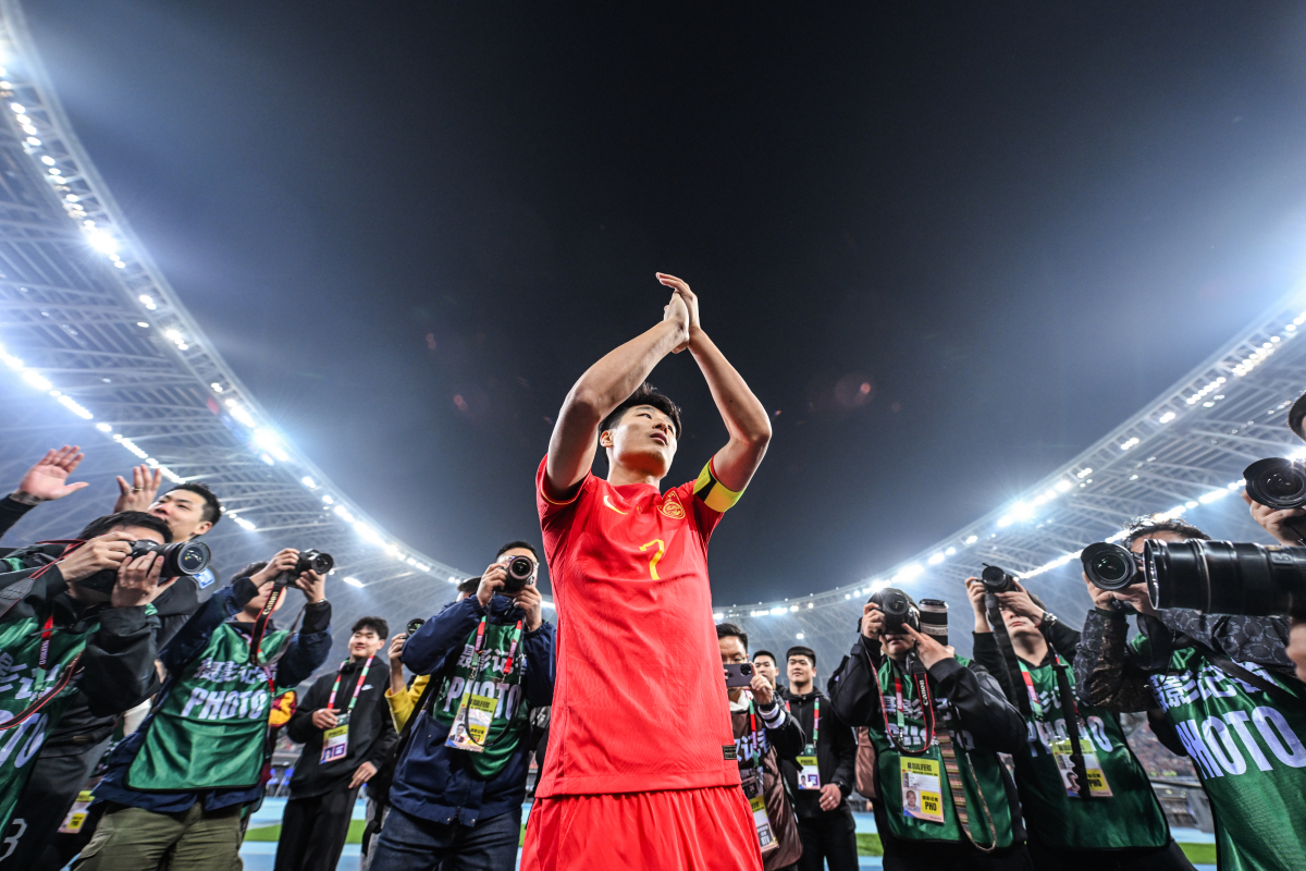 激烈比赛：场上球员拼尽全力