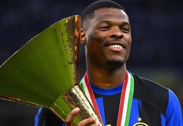 荷兰队连续射门，赢得重要胜利