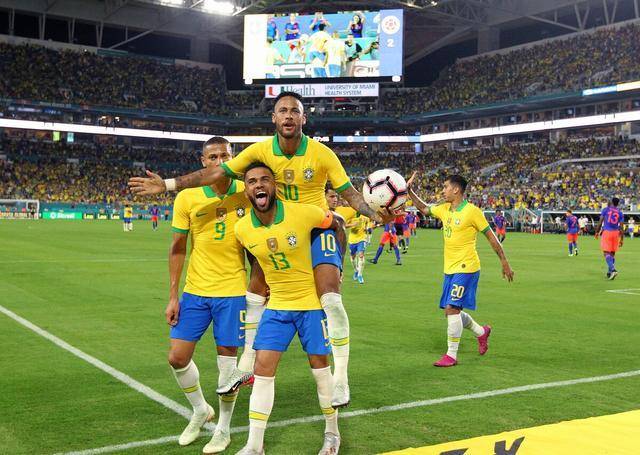 里昂险胜克罗地亚，马丁内利扛起全队的简单介绍