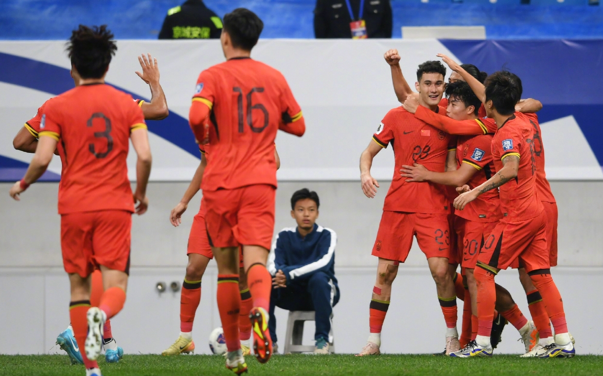 球队争夺胜利在场上激烈对抗