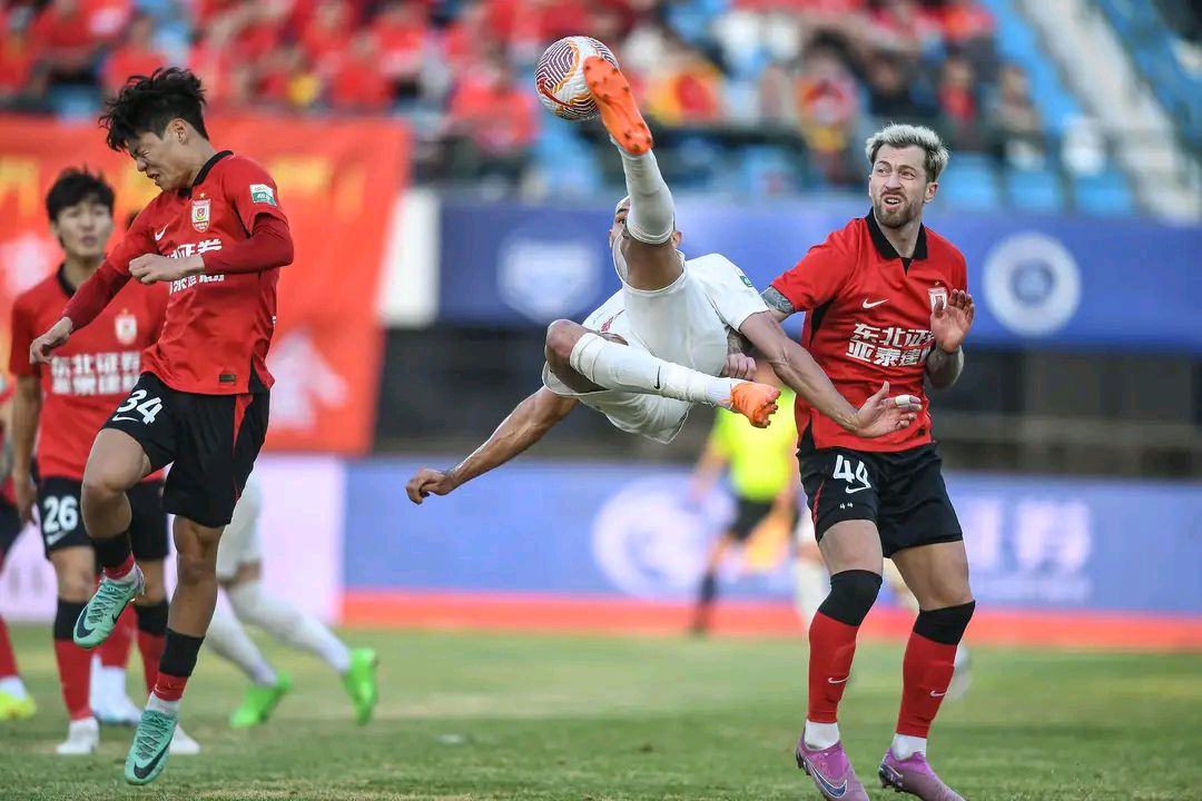 球队争夺胜利在场上激烈对抗