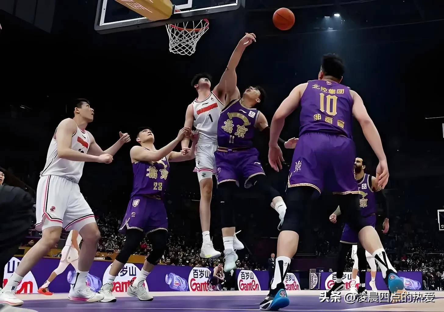 包含CBA球队状况出现波动，主帅紧急调整战术的词条