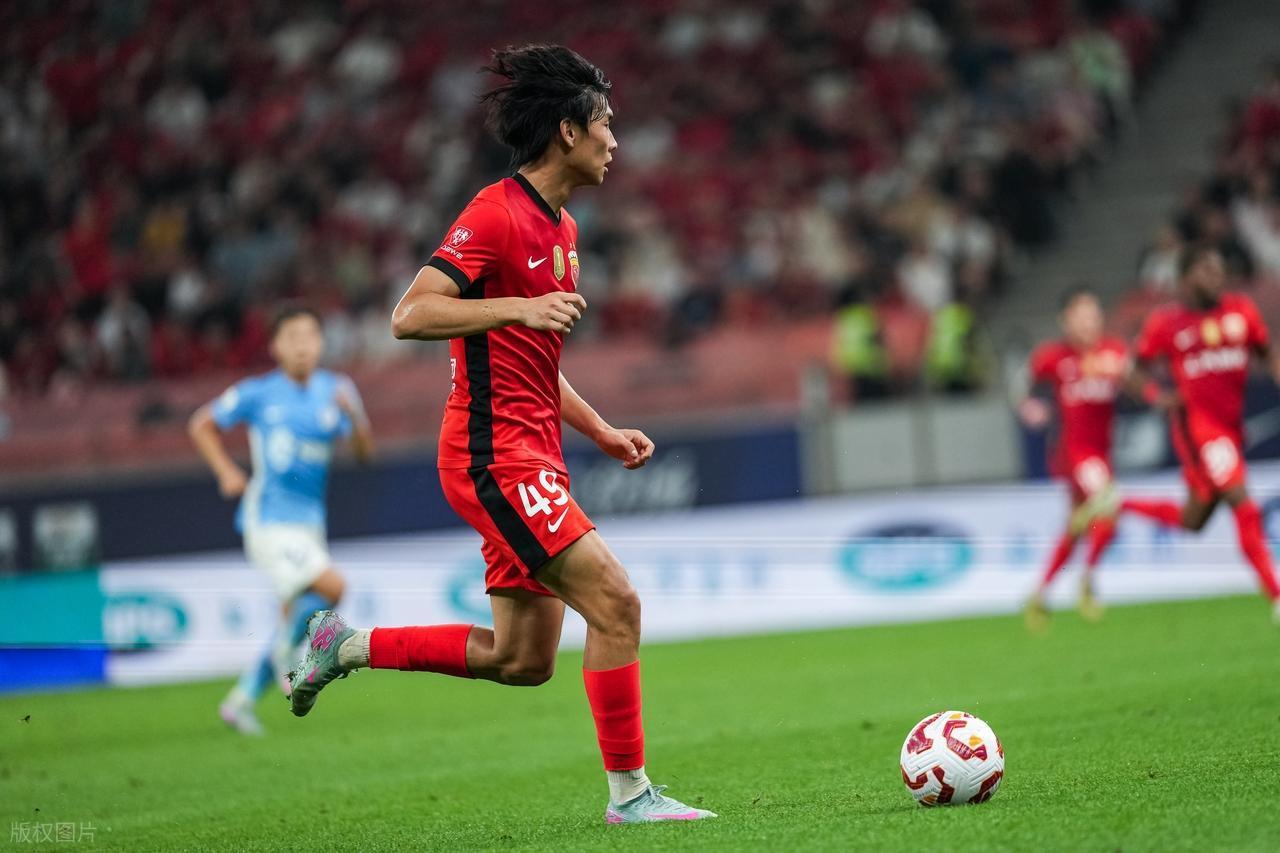 上港客场战胜富力，争冠实力凸显